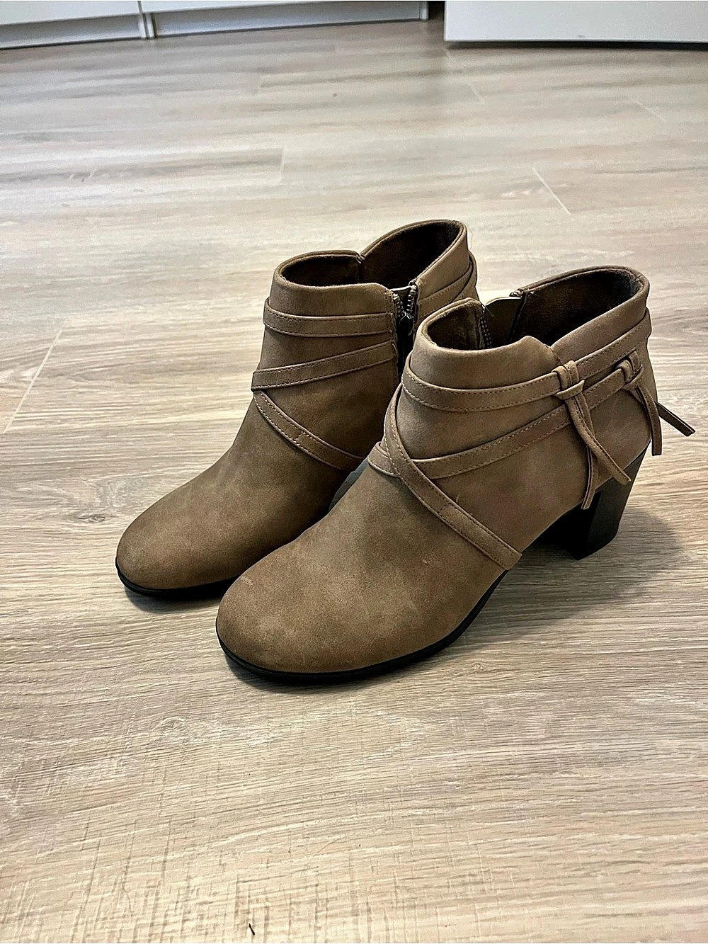 Easy Street Ankle Boots Size 9